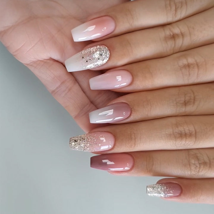 Elegante Stiletto Press-On Nagelkunst mit Strass-Akzenten Karnz