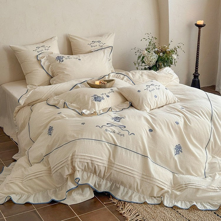Baumwoll-Musselin Bettwäscheset mit zarter Blumenstickerei, Volant und atmungsaktivem Finish