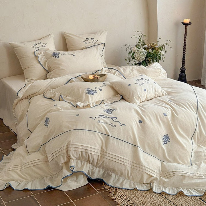Baumwoll-Musselin Bettwäscheset mit zarter Blumenstickerei, Volant und atmungsaktivem Finish