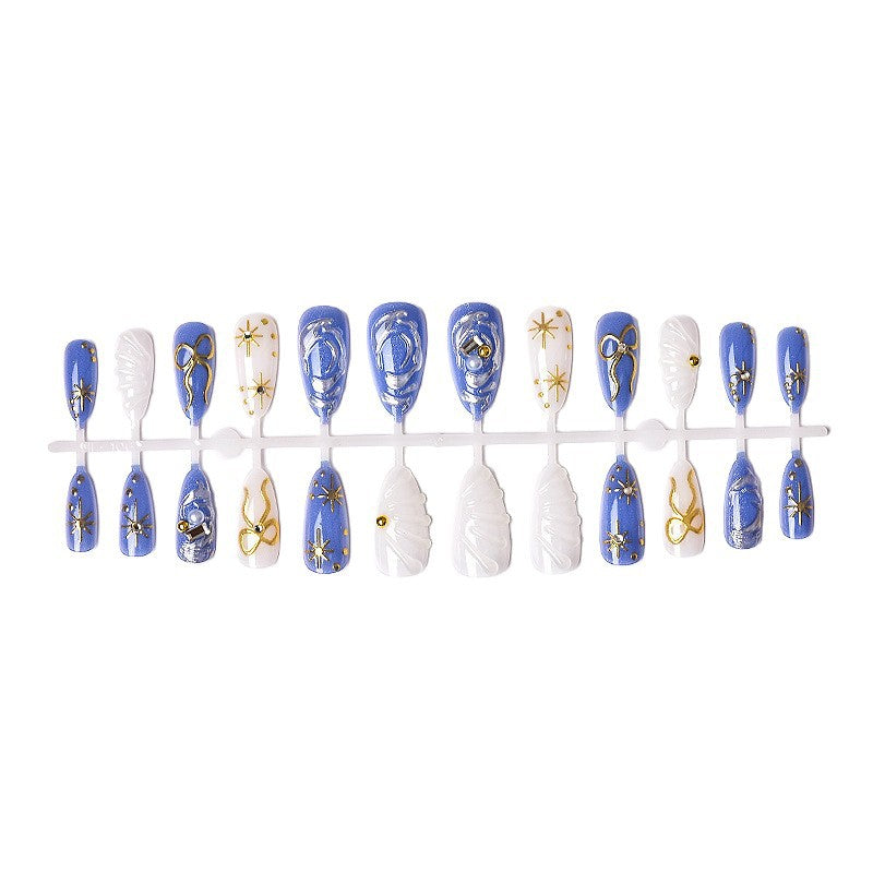 Kunstvoll gestaltetes Nagelset Karnz