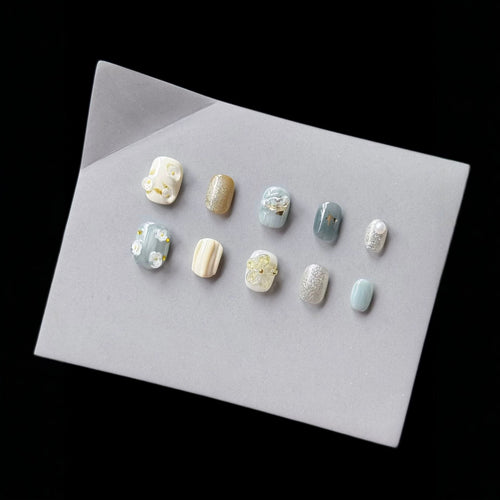 Dekorativer Press-On Nagelkunst Set mit eleganten Blumen- und Glitzerelementen