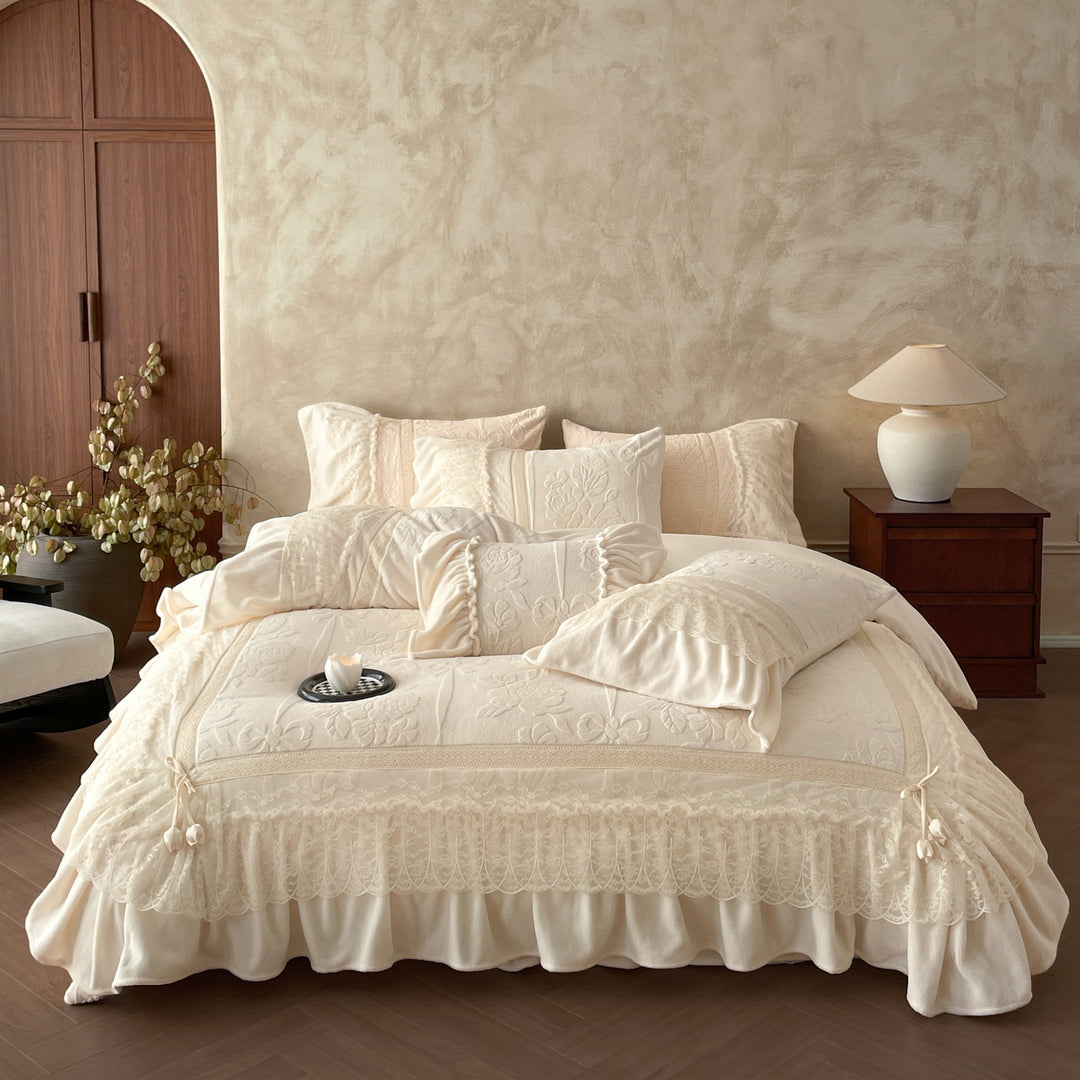 Luxus-Bettgarnitur mit gestepptem Quilt, Spitzenvolant und dekorativem Bettrock
