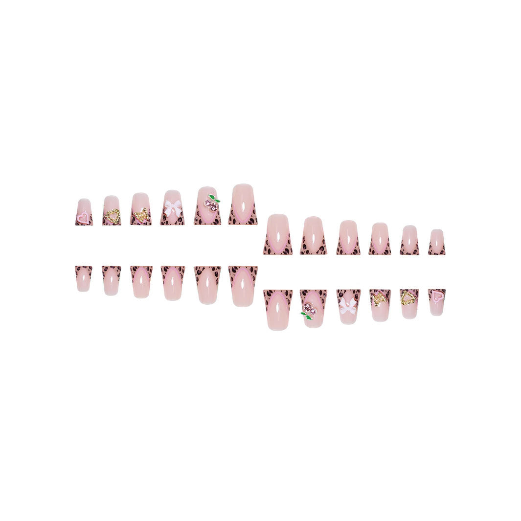 Künstlerische Nagelkunst Karnz