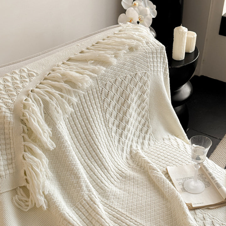 Gestrickte Wohndecke mit Zopfmuster, Fransen und weichem Baumwollmix