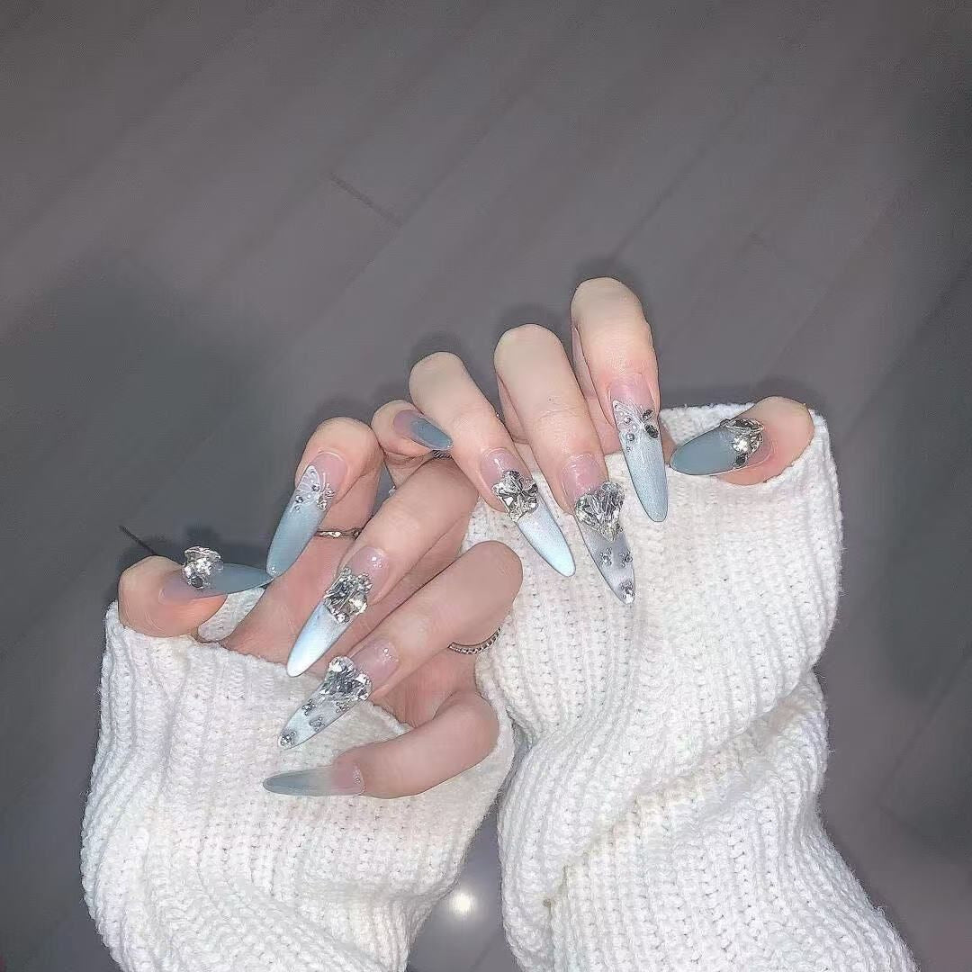 Künstlerisches Herzmuster Nagelkunstverlängerungen Karnz