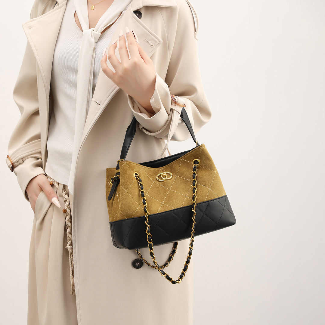 Gepolsterte Wildleder-Handtasche mit Kettenriemen
