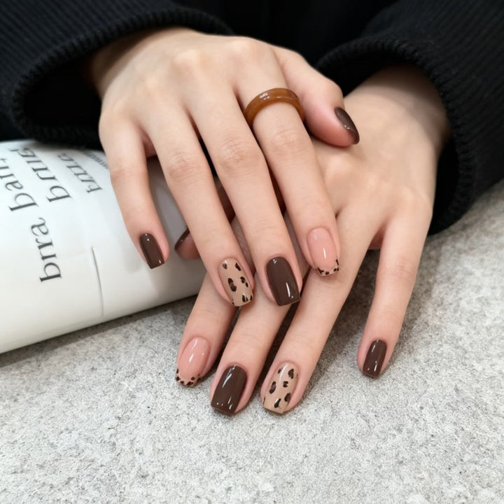 Dekoratives Press-On Nagelkunst Set mit einzigartigen Leopardenmustern