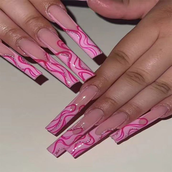 Trendige abstrakte Nagelkunstverlängerungen