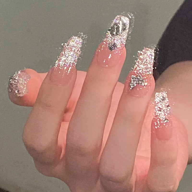 Glitzernde Nagelkunst mit 3D-Applikationen Karnz