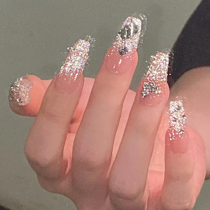 Glitzernde Nagelkunst mit 3D-Applikationen Karnz
