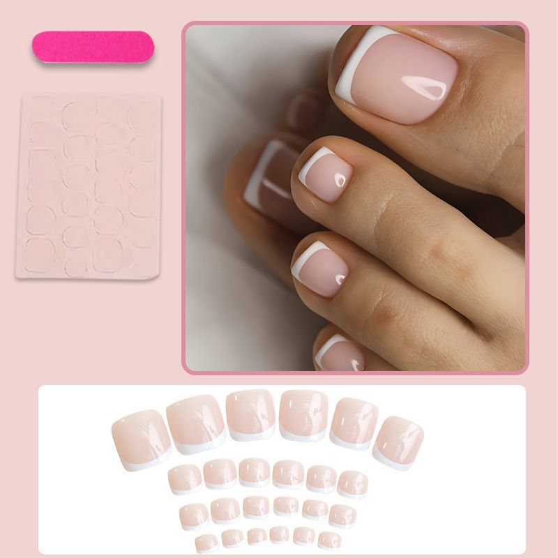 Kunstnagelset mit eleganter French Maniküre Karnz