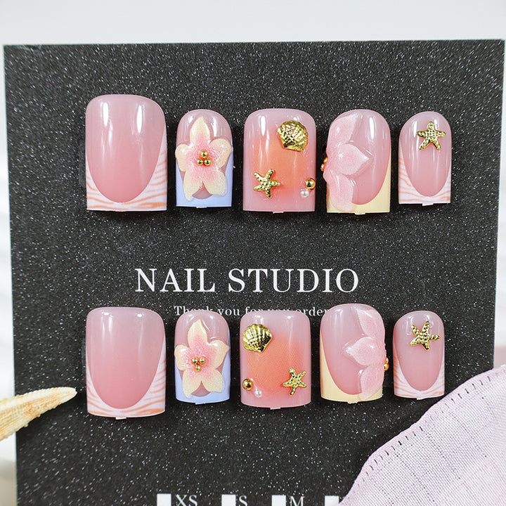 Kunstnagelset mit floralen Akzenten und elegantem Glanz Karnz