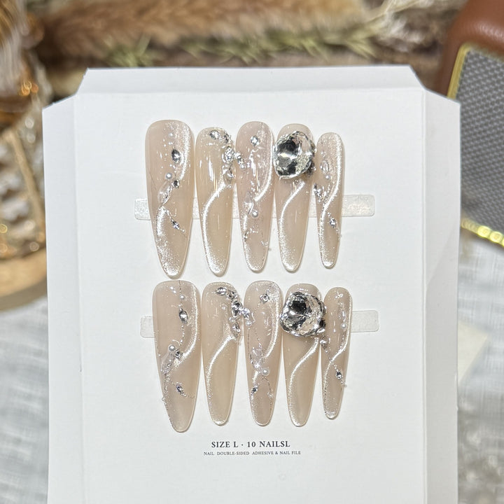 Künstlerisches Stiletto Press-On Nagelset mit Kristallakzenten Karnz