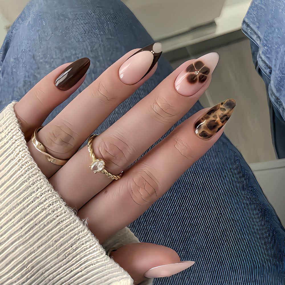 Elegantes Stiletto Press-On Nagelkunst Set Karnz