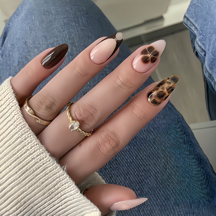 Elegantes Stiletto Press-On Nagelkunst Set Karnz