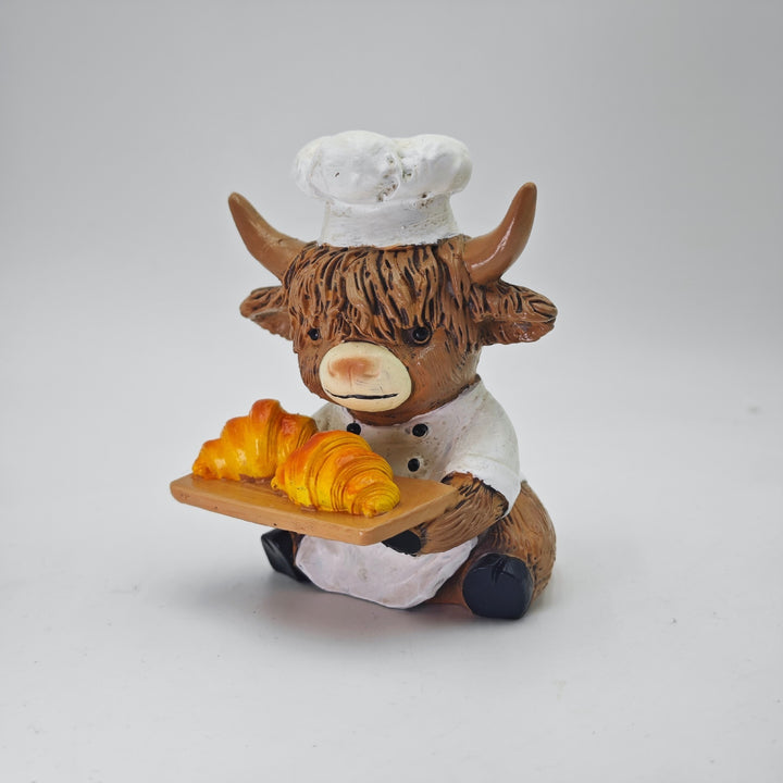 Dekorative Hochlandrind Figur im Koch-Outfit Karnz