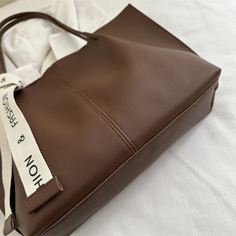 Modische strukturiert Tasche mit trendigem Riemen