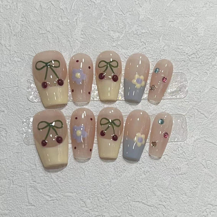 Charmantes dekoratives Press-On-Nagelset mit Kirsch- und Blumendesigns Karnz