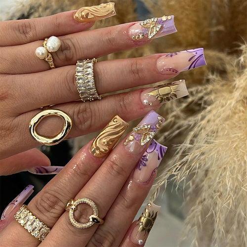 Künstlerisches Nagelkunst-Set mit eleganten Blumen- und Edelsteinakzenten Karnz