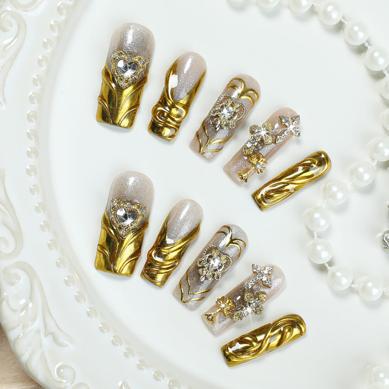Kunstnagelset mit luxuriösen Goldverzierungen Karnz