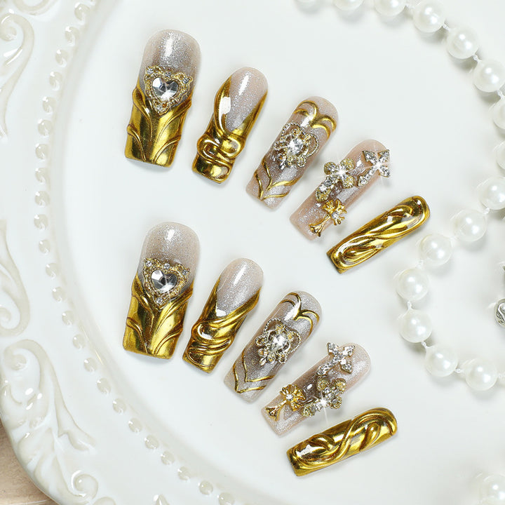 Kunstnagelset mit luxuriösen Goldverzierungen Karnz