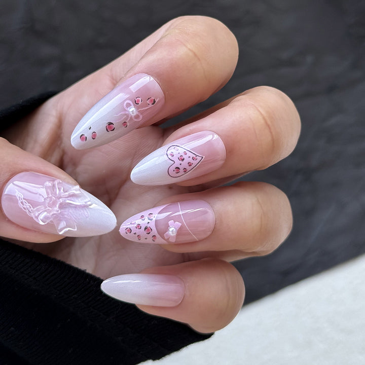 Künstlerisches Herz-verziertes Press-On Nagelset Karnz