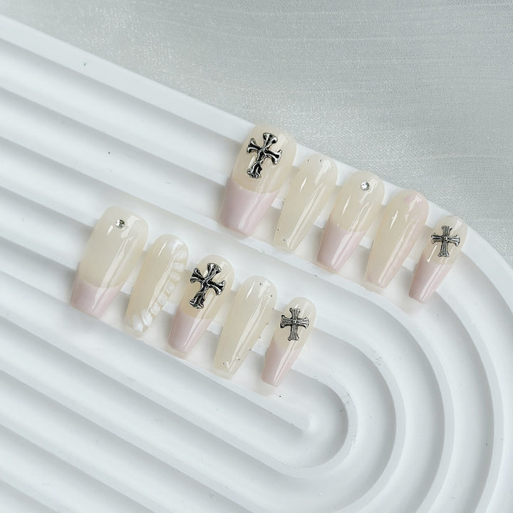 Elegantes Press-On Nagelkunstset mit dekorativen Akzenten