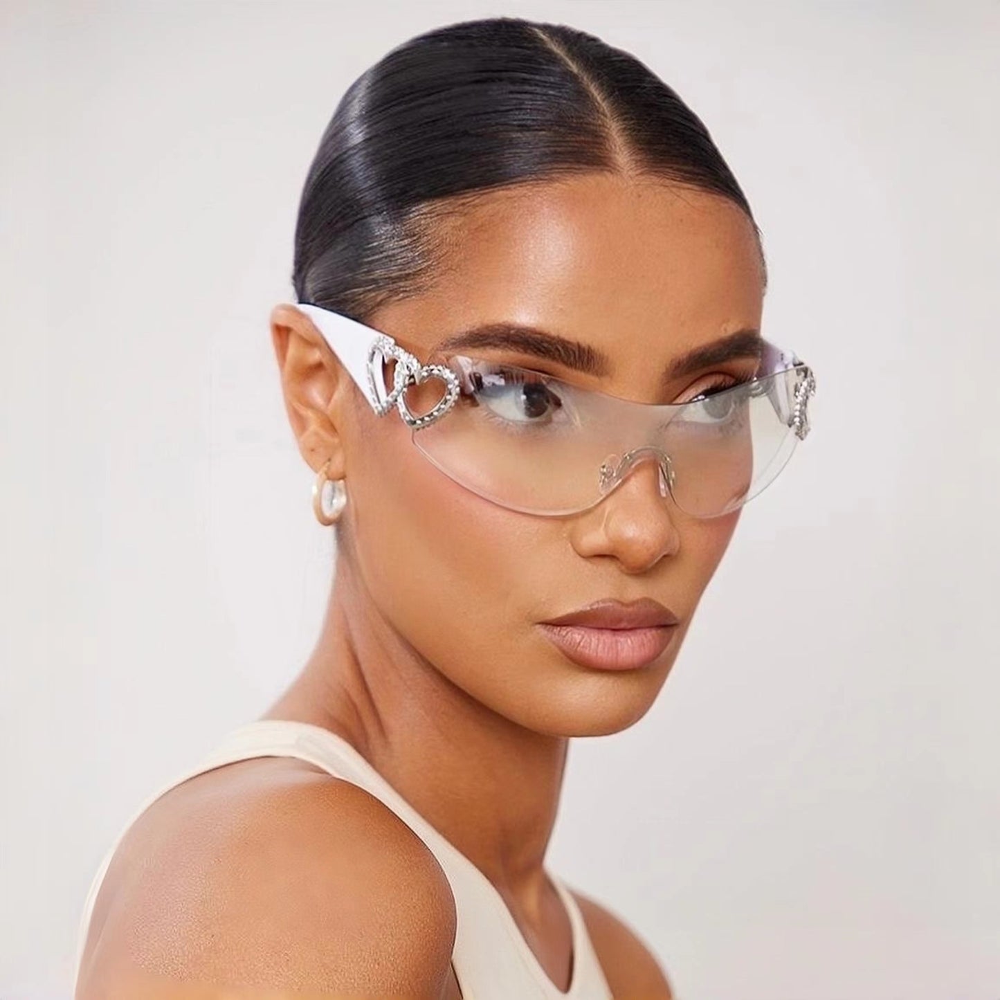 Damen Designer-Sonnenbrille mit luxuriösem Herz-Akzent Karnz