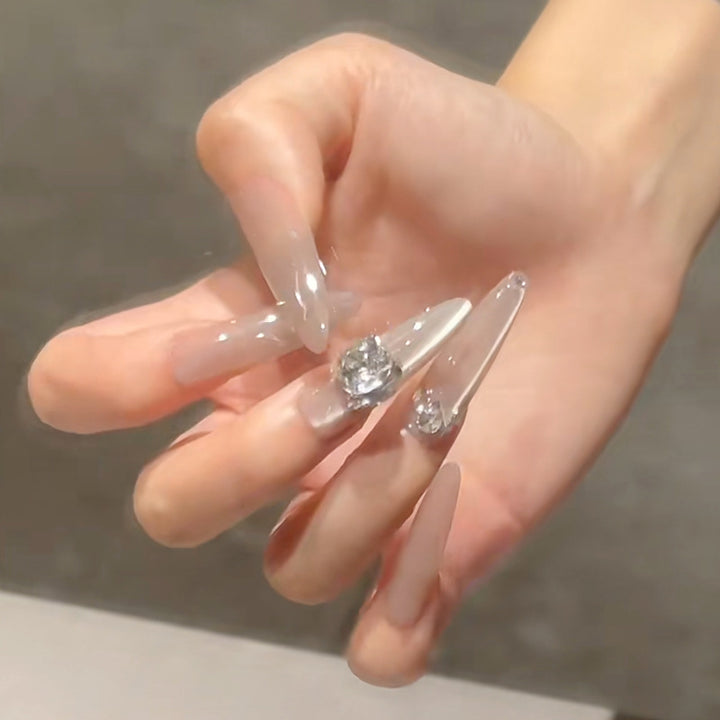 Kunstnagelset mit Glitzer-Design und eleganten 3D-Applikationen Karnz