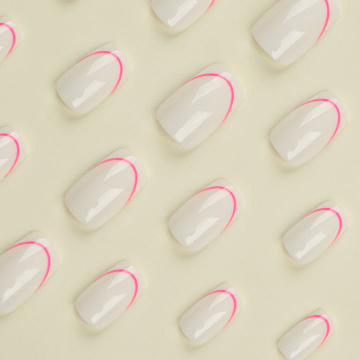 Stilvolle Kunstnägel mit elegantem French-Tip und modernen Akzenten Karnz