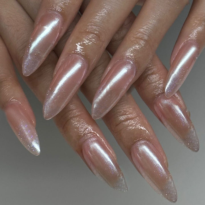 Kunstvolle Stiletto-Nägel mit Glitzer-Gradient und elegantem Design Karnz