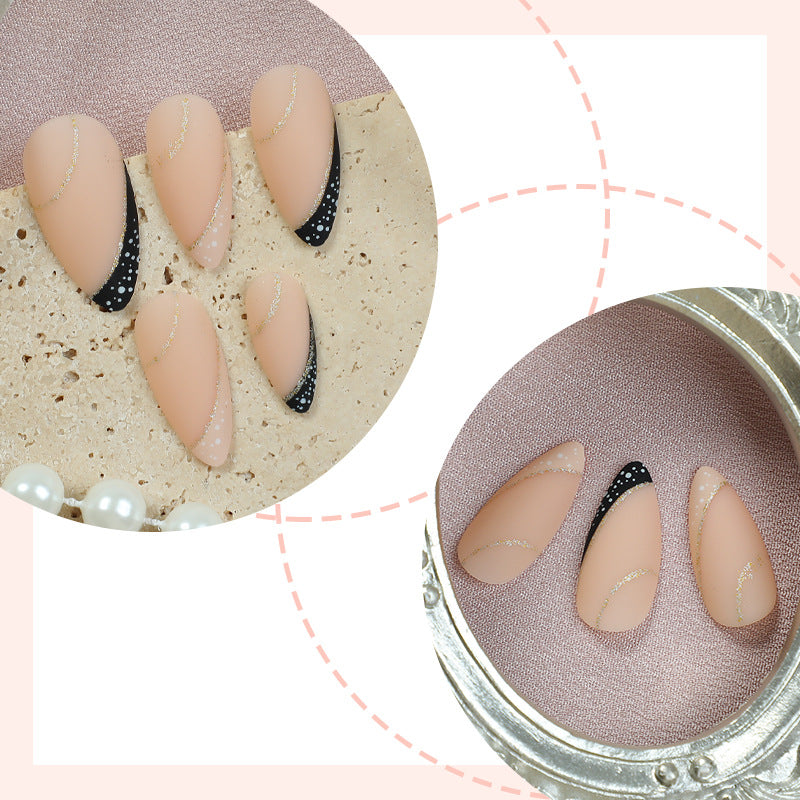 Stylisches Stiletto Press-on Nagelkunstset mit goldenen Akzenten Karnz