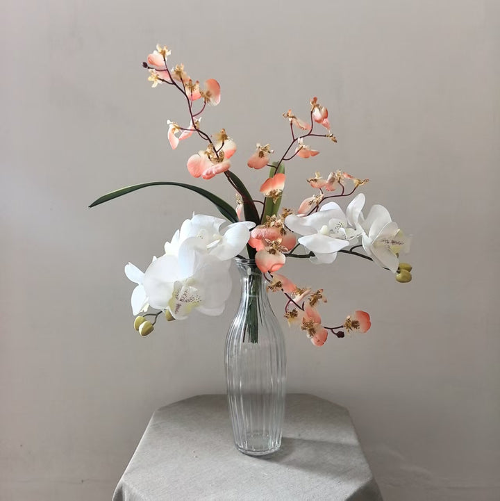 Lebensechte Orchideen Blumenarrangement