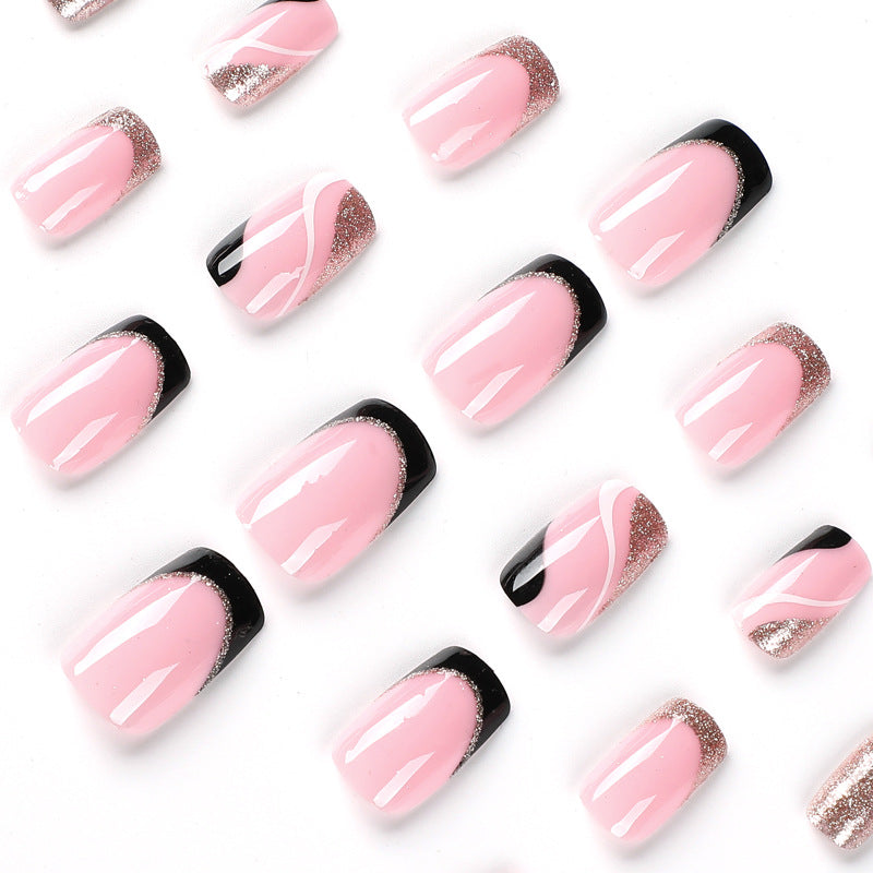 Trendige Nagelkunst mit Glitzer- und Wellenakzenten Karnz