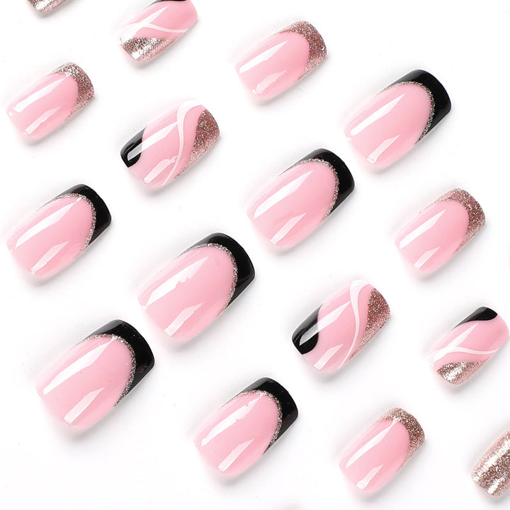 Trendige Nagelkunst mit Glitzer- und Wellenakzenten Karnz
