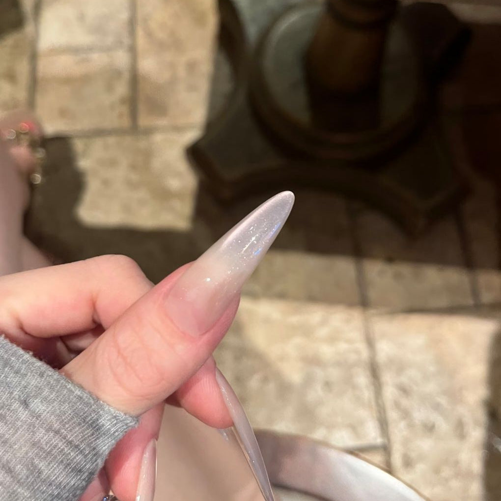 Glamouröse Stiletto-Nagelkunstverlängerungen mit dekorativen Akzenten