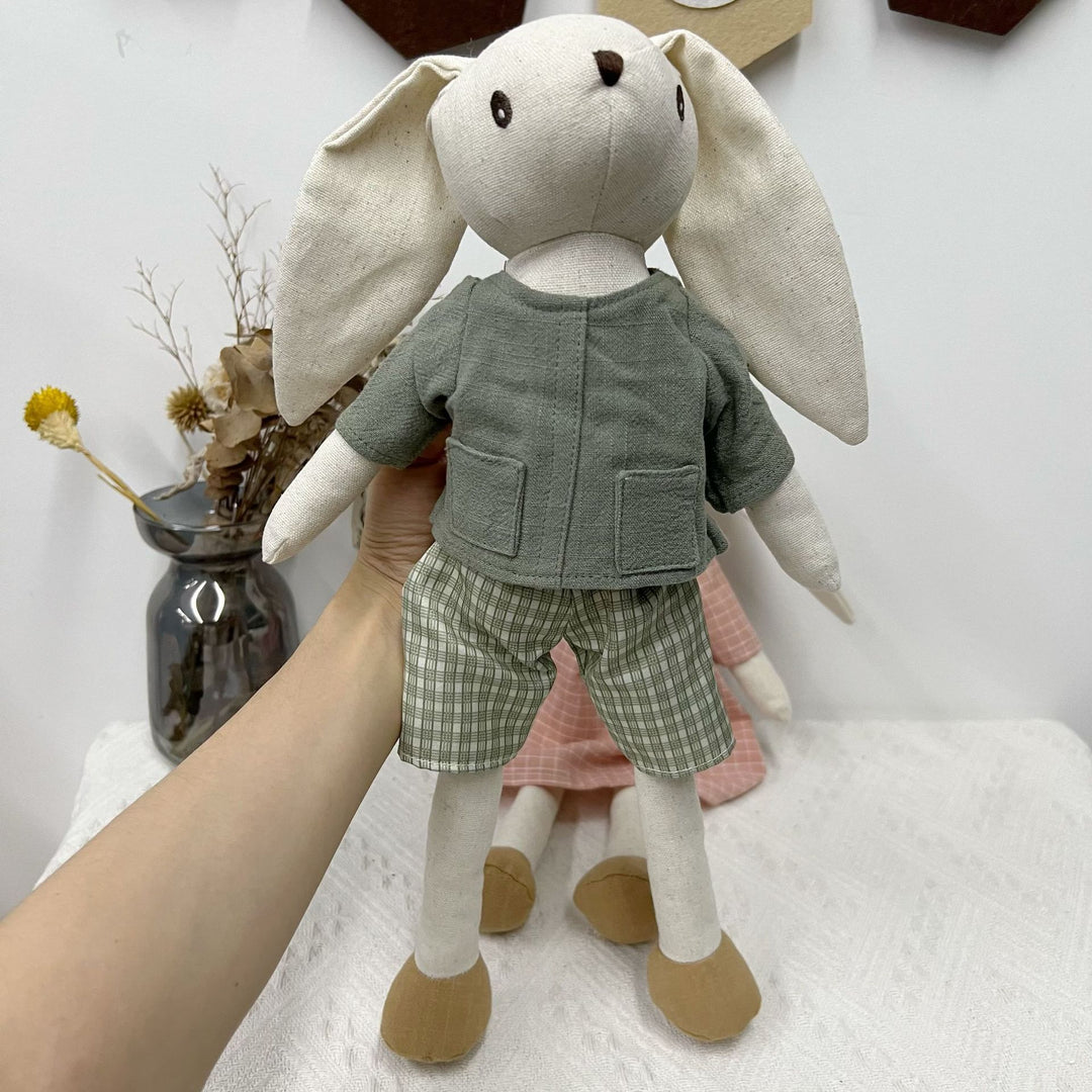 Handgefertigte Plüsch-Häschenpuppe mit floppy Ohren, gesticktem Gesicht und karierter Latzhose