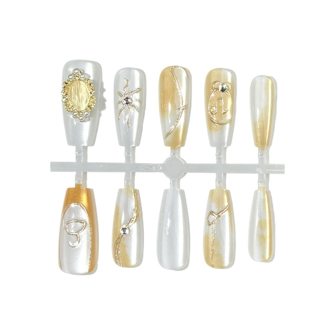 Elegantes Press-On-Nagelkunst-Set mit goldenen Folienakzenten
