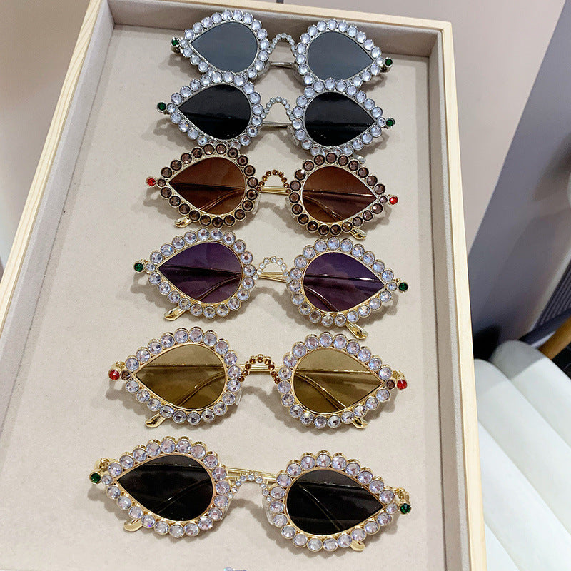 Damen Glamouröse Sonnenbrille mit funkelndem Strass Besatz Karnz