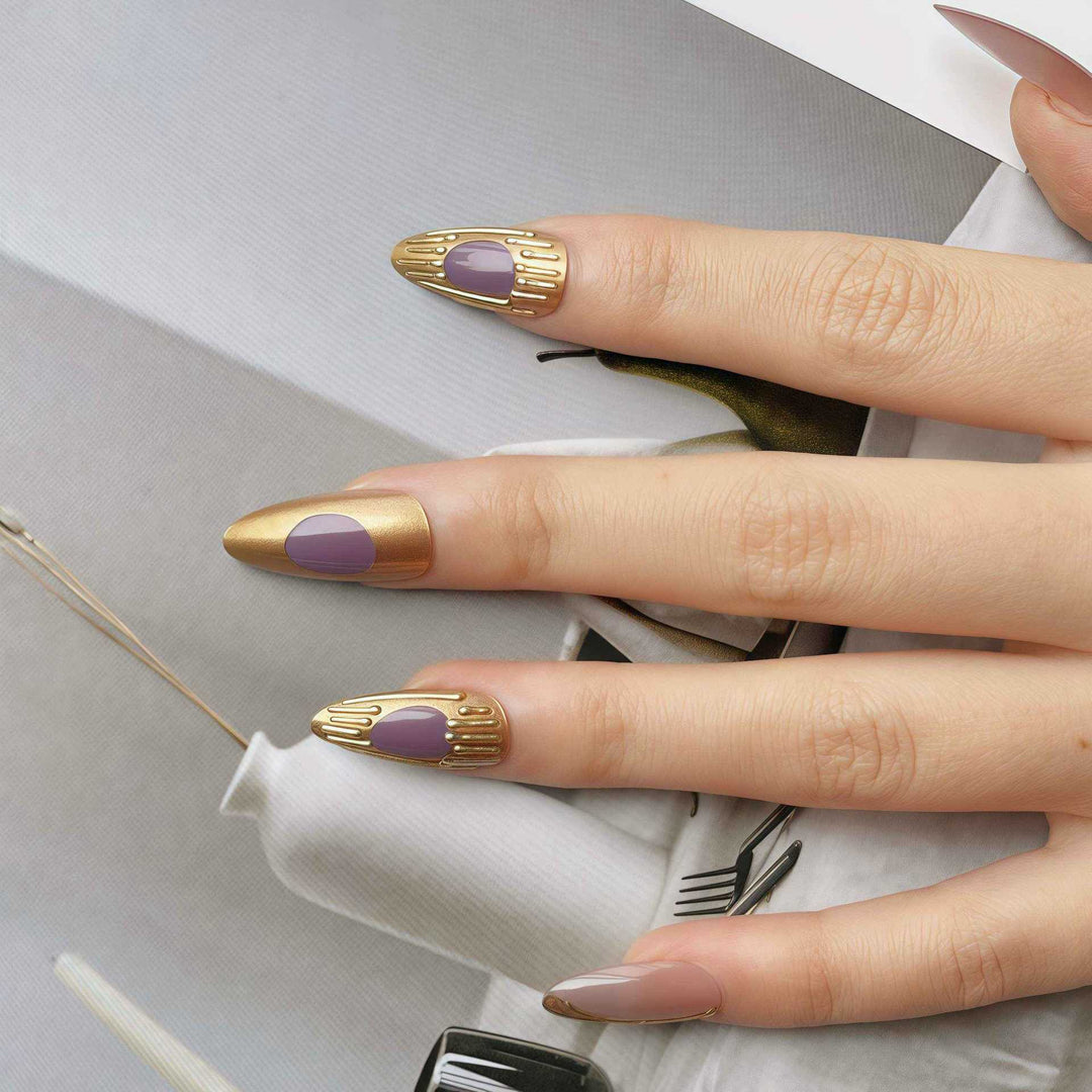 Künstlerisches Press-On-Nagelset mit Gold- und lila Akzenten Karnz