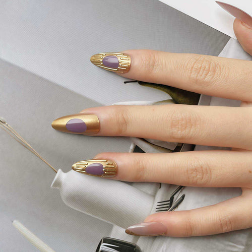 Künstlerisches Press-On-Nagelset mit Gold- und lila Akzenten Karnz