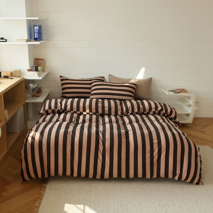 Gestreiftes gebürstetes Mikrofaserdeckenbezug-Set mit Umschlagkissenbezügen und Eckenbindungen