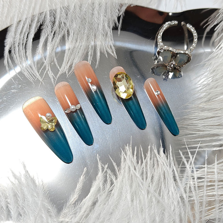 Glamouröse Kunstnägel mit Elegantem Ombre-Effekt und Hochwertigen Verzierungen Karnz