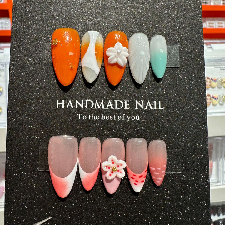 Künstlerisches Press-On Nagelset mit floralen und gradienten Akzenten