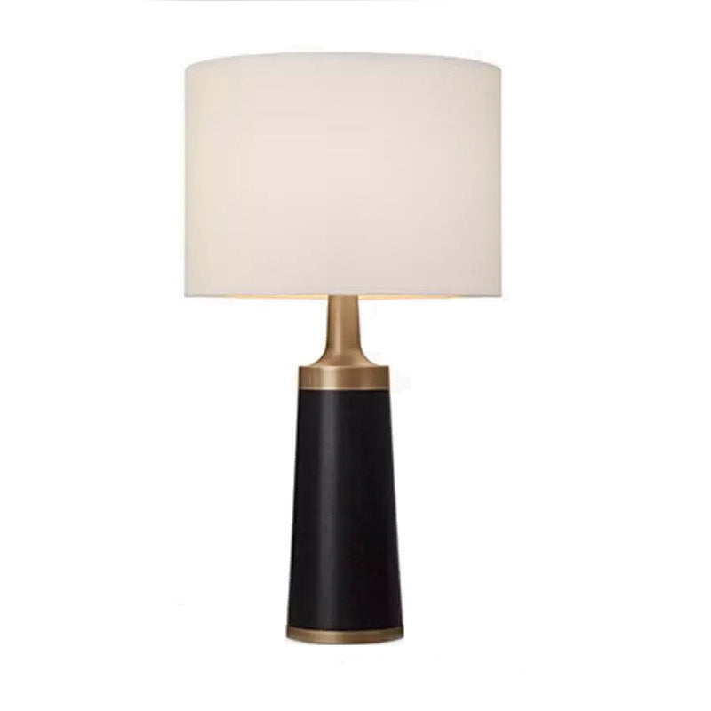 Elegante moderne Tischlampe mit geometrischem Sockel