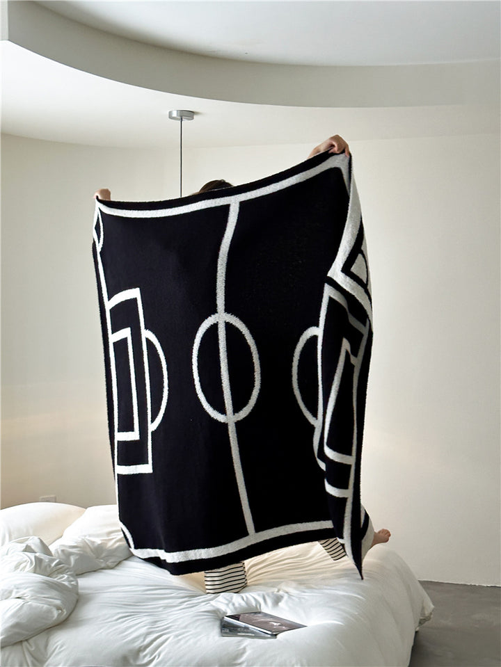 Kuscheldecke mit großem Schriftmotiv und weichem Bouclégewebe