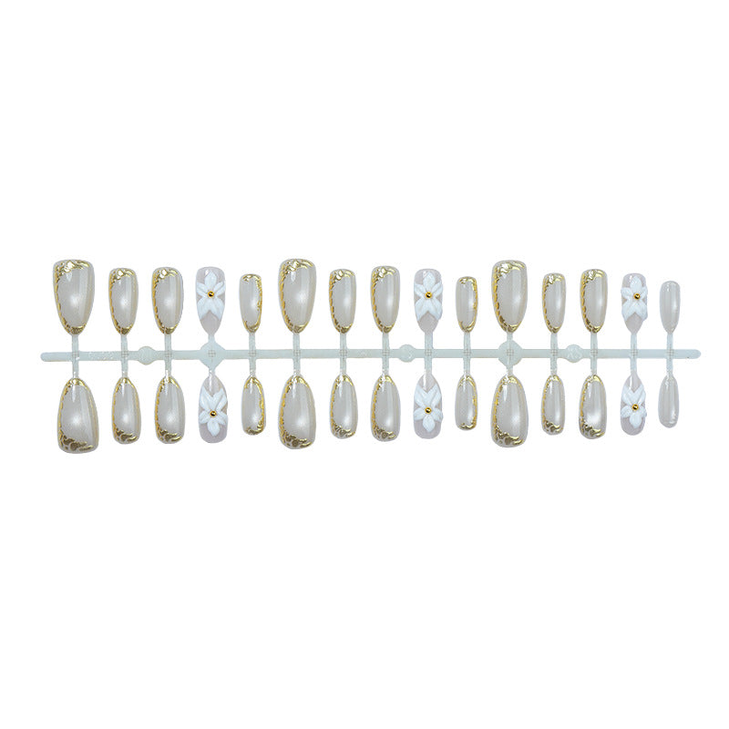 Elegantes Press-On-Nail-Art-Set mit floralen und goldenen Akzenten Karnz