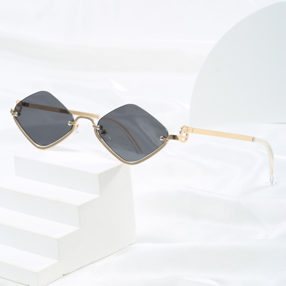 Damen modische quadratische Sonnenbrille mit luxuriösem Metallrahmen Karnz