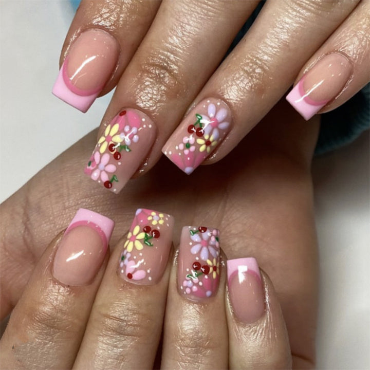 Kunstvolle Nagelgestaltung mit bunten Blumenmustern Karnz