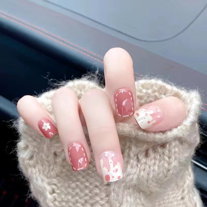 Kunstvolle Nagelverzierung im floralen Design Karnz